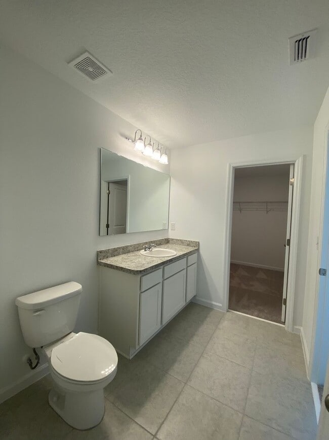 Building Photo - Welcome To Your NEWER Dream Home in the He...
