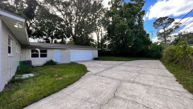 Building Photo - Charming 4 Bedroom, 2 Bathroom Home in Altamonte Springs!!