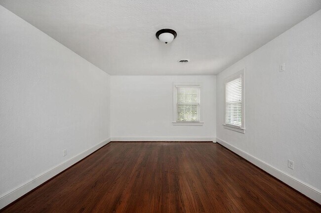 Building Photo - 819 Weedon St