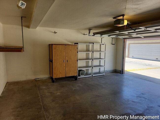 Building Photo - Spacious Town House