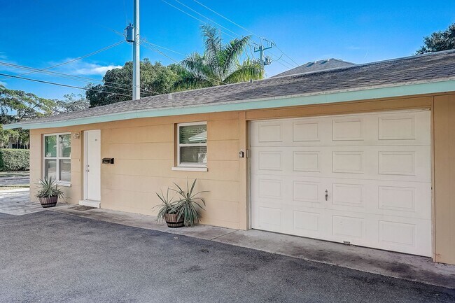 Building Photo - 2 Bed / 1 Bath Cozy Downtown Duplex Apartment