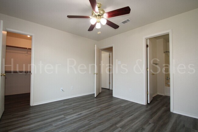 Building Photo - Spacious Duplex!