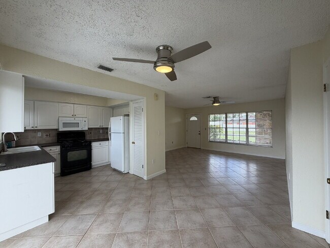 Building Photo - "Charming 3-Bedroom with 2 Full Baths in North Port"