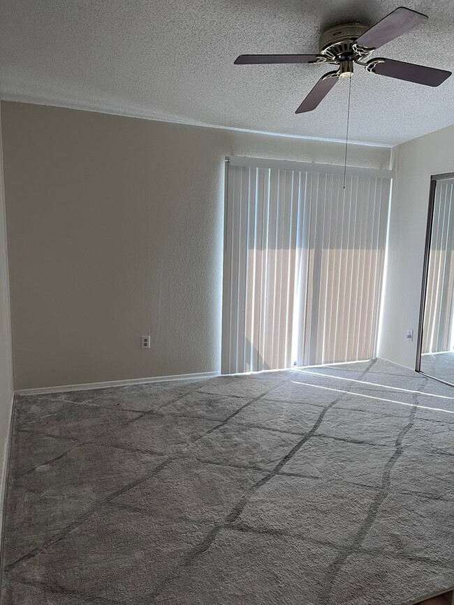 Building Photo - Townhome in Pinellas Park for Rent