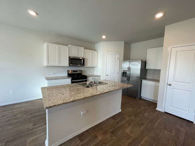 Building Photo - Beautiful 4 bedroom, 2.5 bathroom home in a great location!