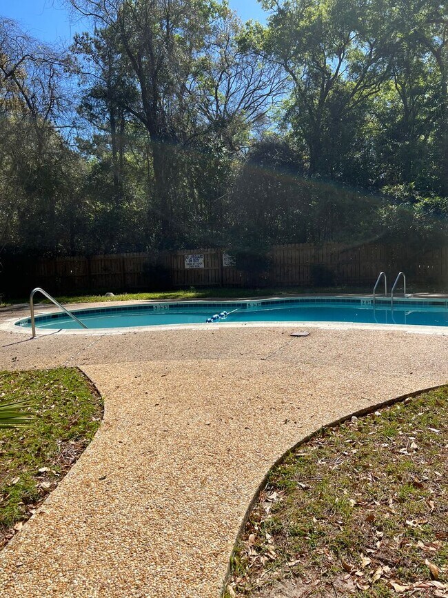 Building Photo - Updated Old Woodlands Plantation Home with Fenced Yard