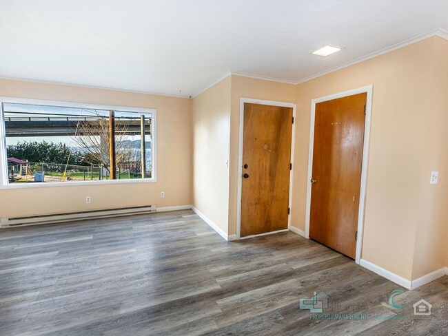 Building Photo - $500 OFF Special - Beautiful 4 Bed/1 Bath Home in Astoria