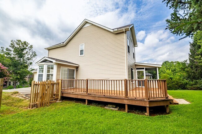 Building Photo - West Knoxville 37922 - Freshly painted and move-in ready, 3-bedroom, 2.5-bath home - Contact Matt...