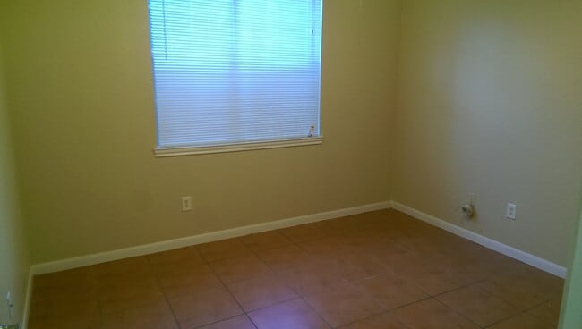 Building Photo - Gorgeous 1/1 with all tile floors and Balcony!