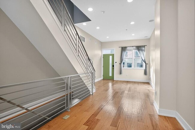 Building Photo - 419 Emily St