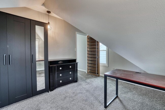 Building Photo - 122 S 77th St