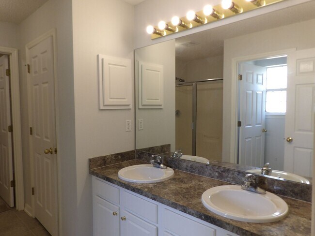Building Photo - 4 Bedroom 2 Bath 2 Car Garage 2334 Sq Ft C...