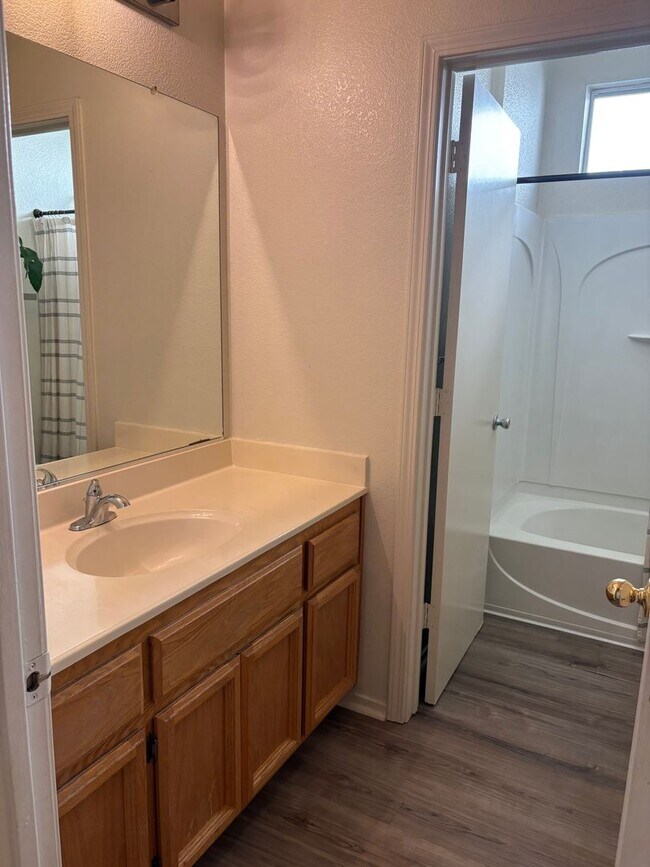 Building Photo - Beautiful 3bed/2bathroom Home in West Sac