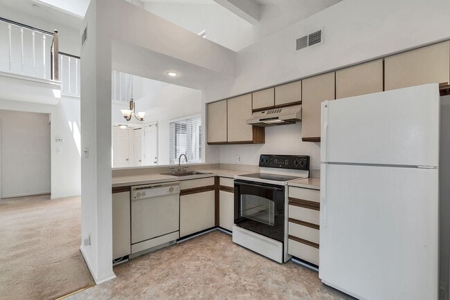 Building Photo - Rarely Available 2-Level, 2 Bed 2 Bath Upp...