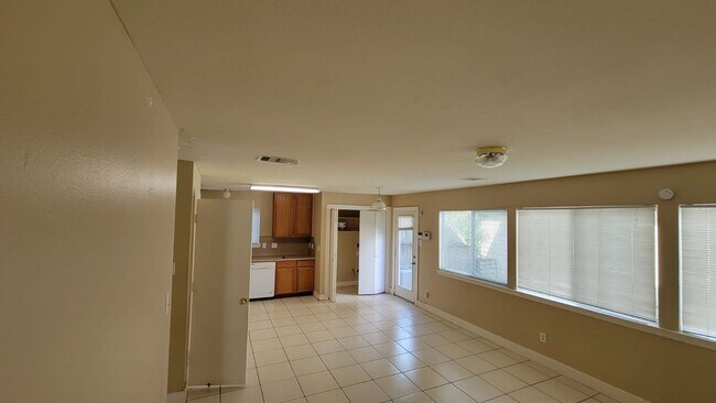 Building Photo - Beautiful House in family friendly community
