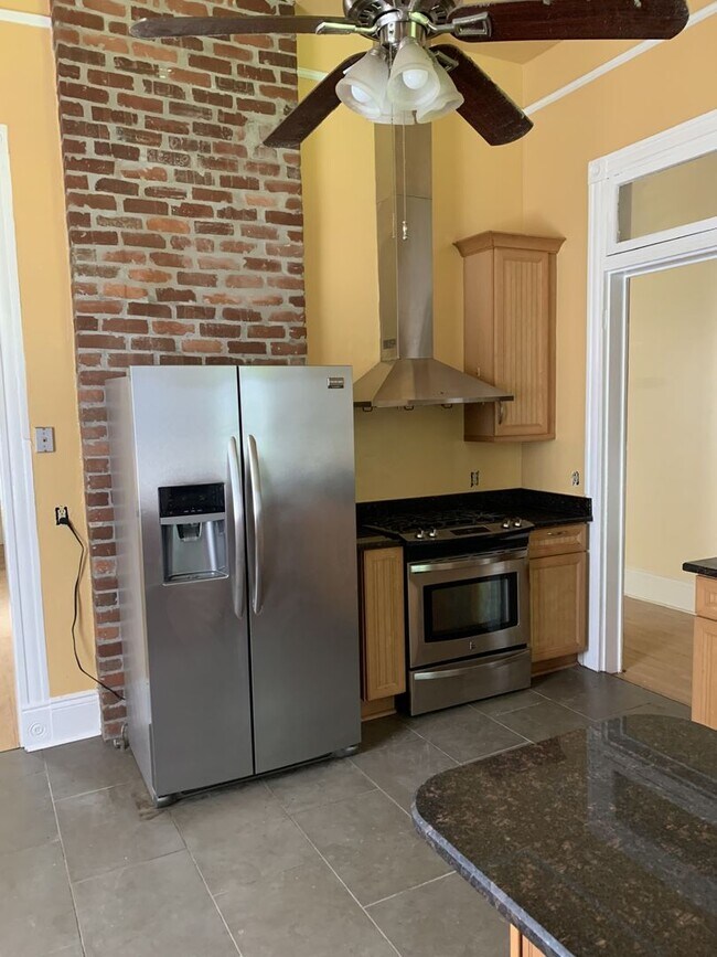 Building Photo - Spacious three bedroom