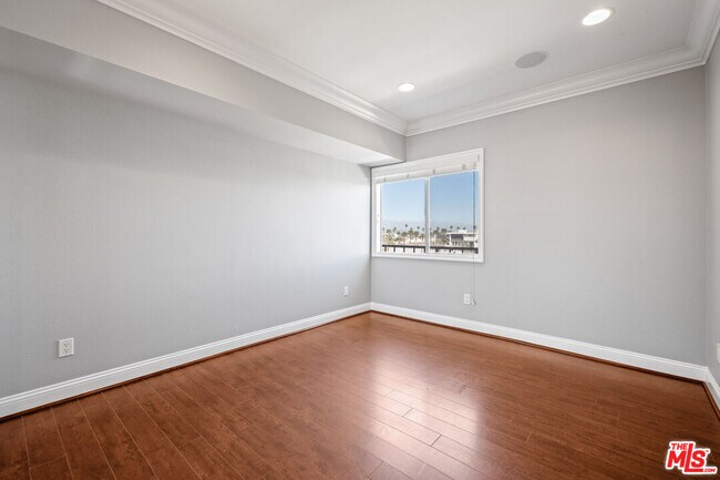 Building Photo - 1115 S Elm Dr