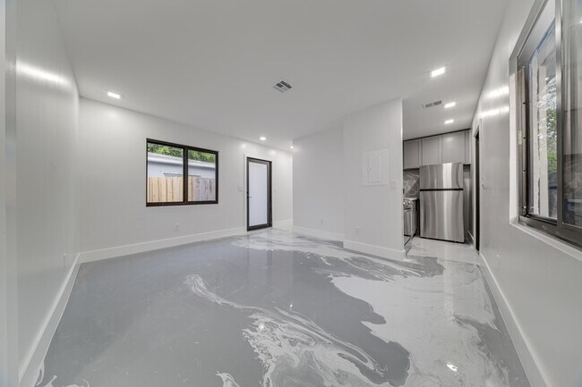 Building Photo - 1126 NW 4th Ave