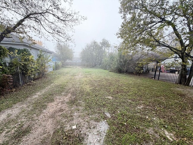 Building Photo - Beautiful 1 bedroom duplex in the heart of it all.