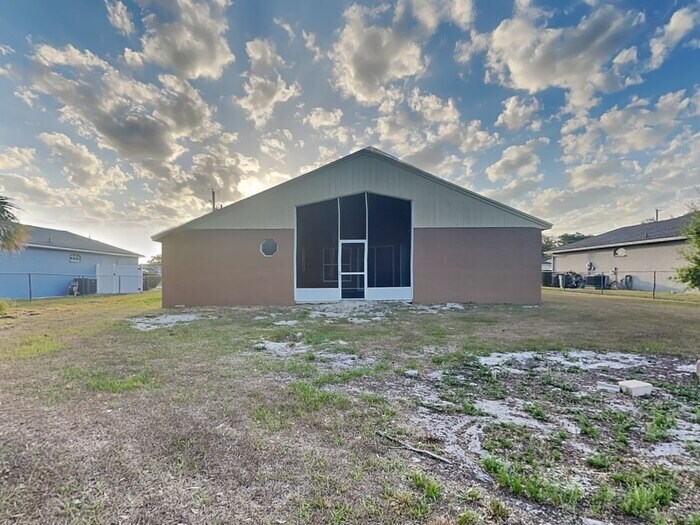 Building Photo - 4892 Palm View Dr N