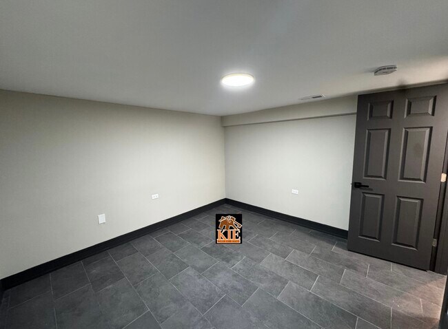 Building Photo - 14527 Irving Ave