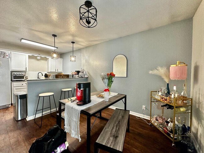 Building Photo - Spacious 4/2 Walking Distance to Campus & ...