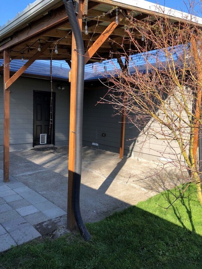 Building Photo - Perfect 3 bedroom/1 bath Home in Downtown ...