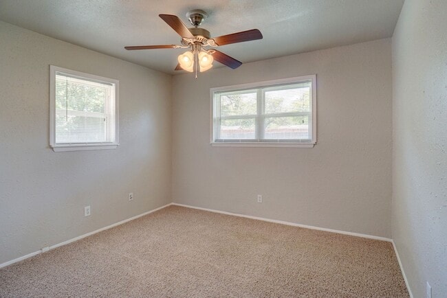 Building Photo - Updated 3 Bedroom / 2 Bathroom