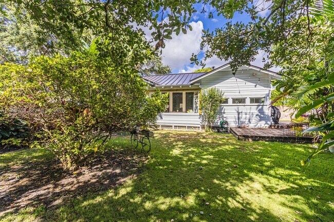 Building Photo - 655 NE 120th St