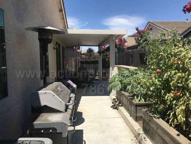 Building Photo - Gated Community - Single Story - 3 Bed, 2 ...