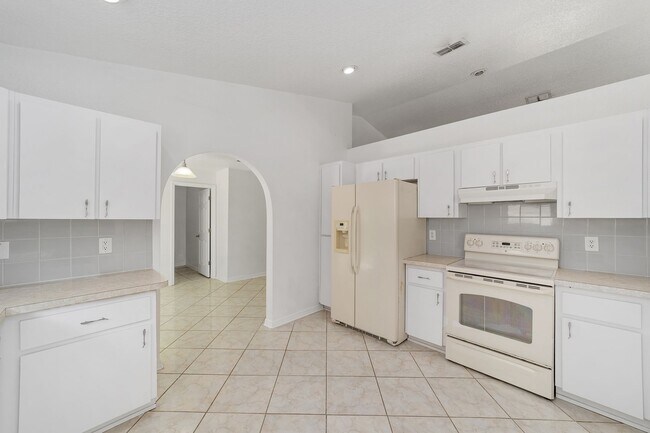 Building Photo - Bright & Spacious Home in a Quiet Neighborhood with Modern Comforts