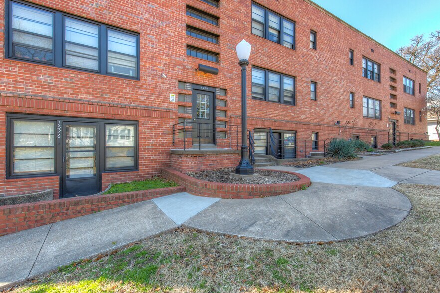 Building Photo - 1520 E 17th St