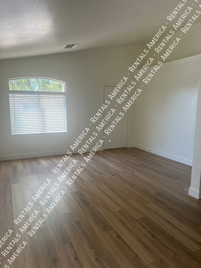 Building Photo - 3682 N French Pl