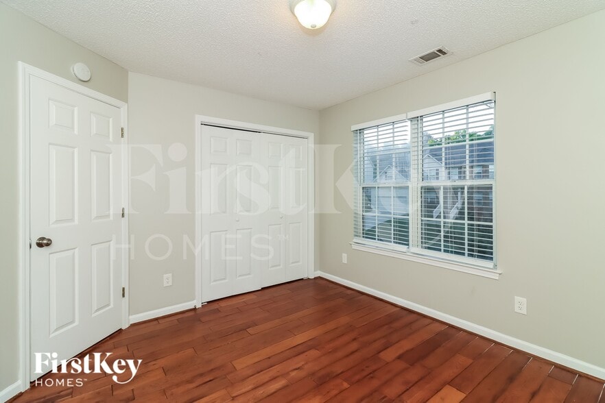 Building Photo - 1310 Invermere Dr SE