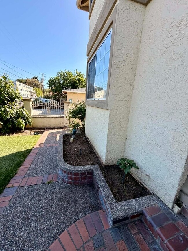 Building Photo - 2106 Shortridge Ave