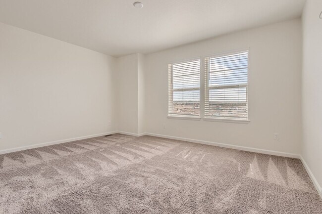 Building Photo - Welcome to this 3 bed, 2 and half bath town-home in Briargate area