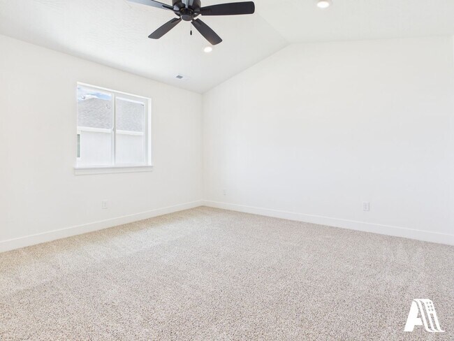 Building Photo - 443 E 650 N