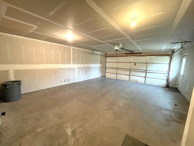 Building Photo - 2 Bedroom, 1.5 Bath Town Home