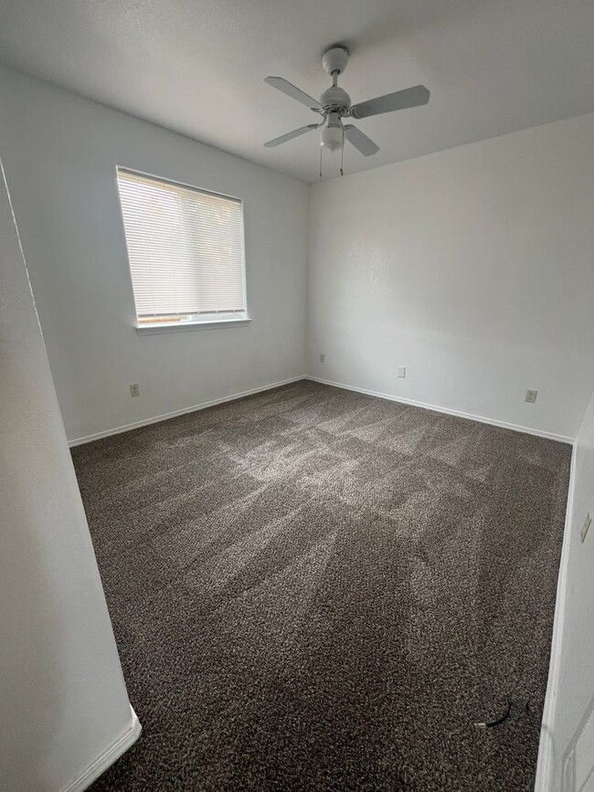 Building Photo - Newly Renovated 3 Bedroom, 1 Bathroom Home...