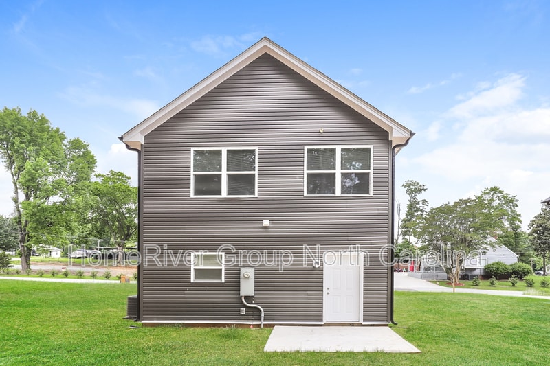 Building Photo - 828 Graylyn Dr