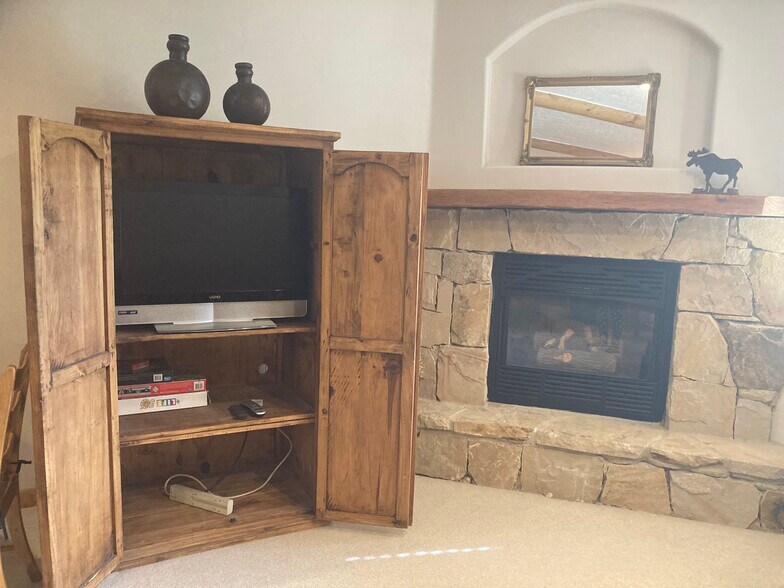 Building Photo - 720 Deer Valley Dr