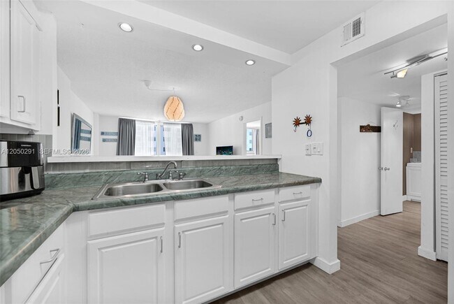 Building Photo - 345 Ocean Dr