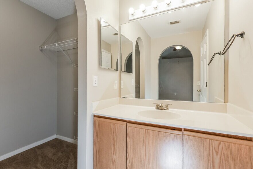 Building Photo - 5919 Lake Front Dr