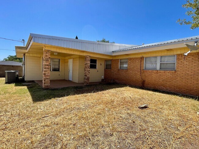 Building Photo - Comfortably Updated 4-Bedroom 2-Bathroom O...