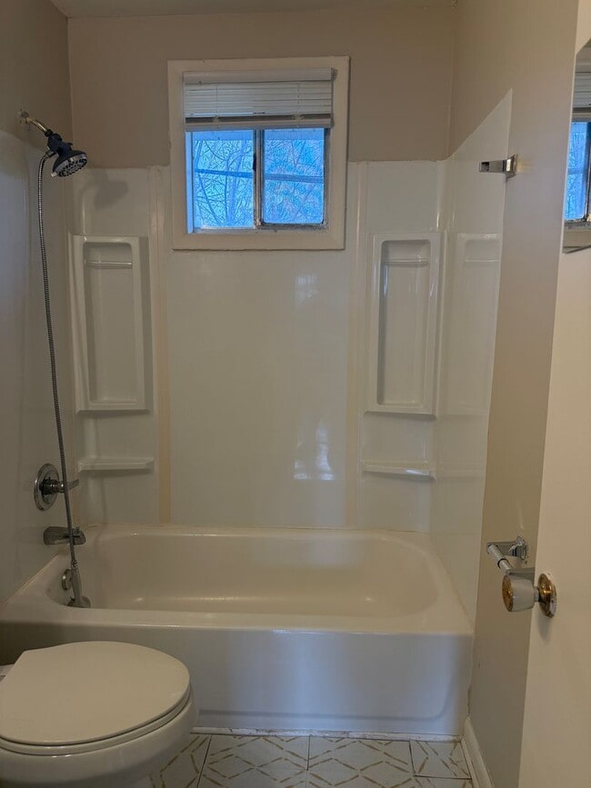 Building Photo - 2 bedrooms/ Nashville