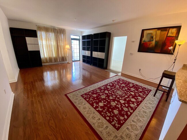 Building Photo - Charming 2Bedroom/2Bath Condo in Heart of ...