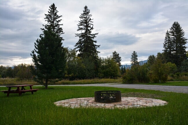 Building Photo - 12 River Falls Dr