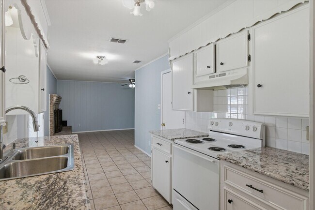 Building Photo - 908 TX-243