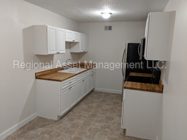 Building Photo - Oversized Renovated 2 Bedroom