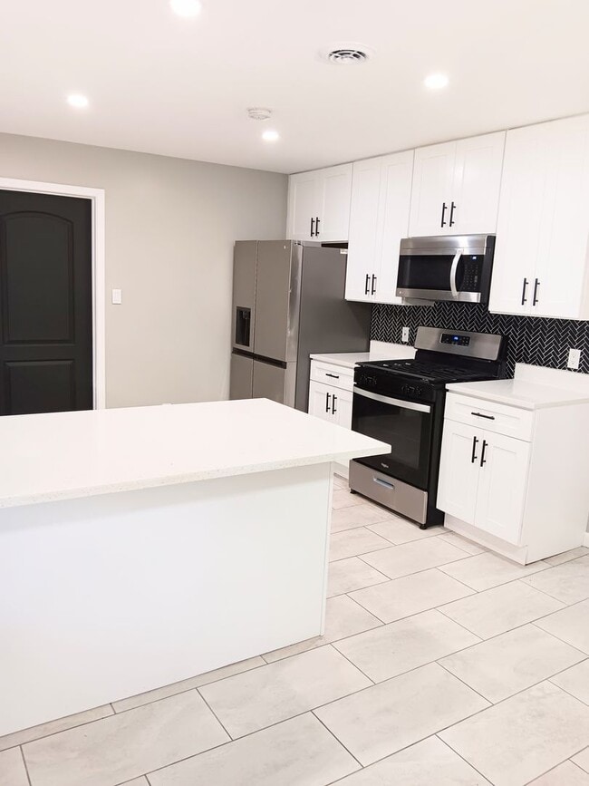 Building Photo - Beautifully Renovated, Modern 3 bedroom 2....